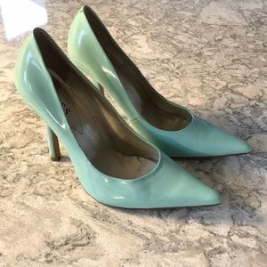 Guess mint pumps